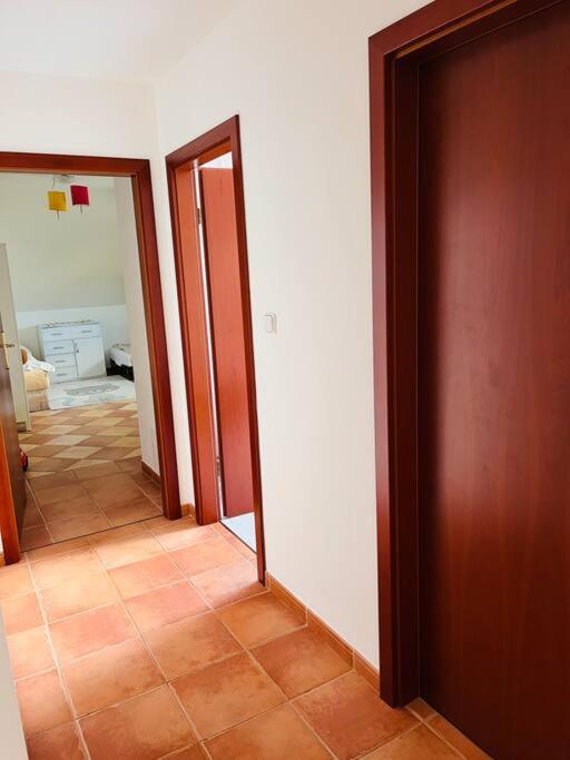 Apartman Se Zahradou 20 Minut Do Centra Prahy Apartment Ořech Exterior foto